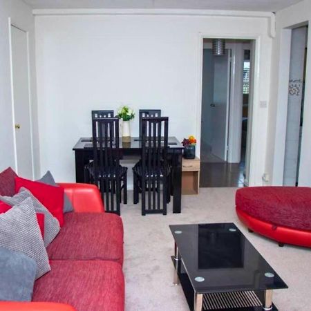 2-Bed Sleeps 4 Comfy For Contractors With Free Parking In Crawley Near Gatwick Manor Royal Refurbished Apartment Exterior photo