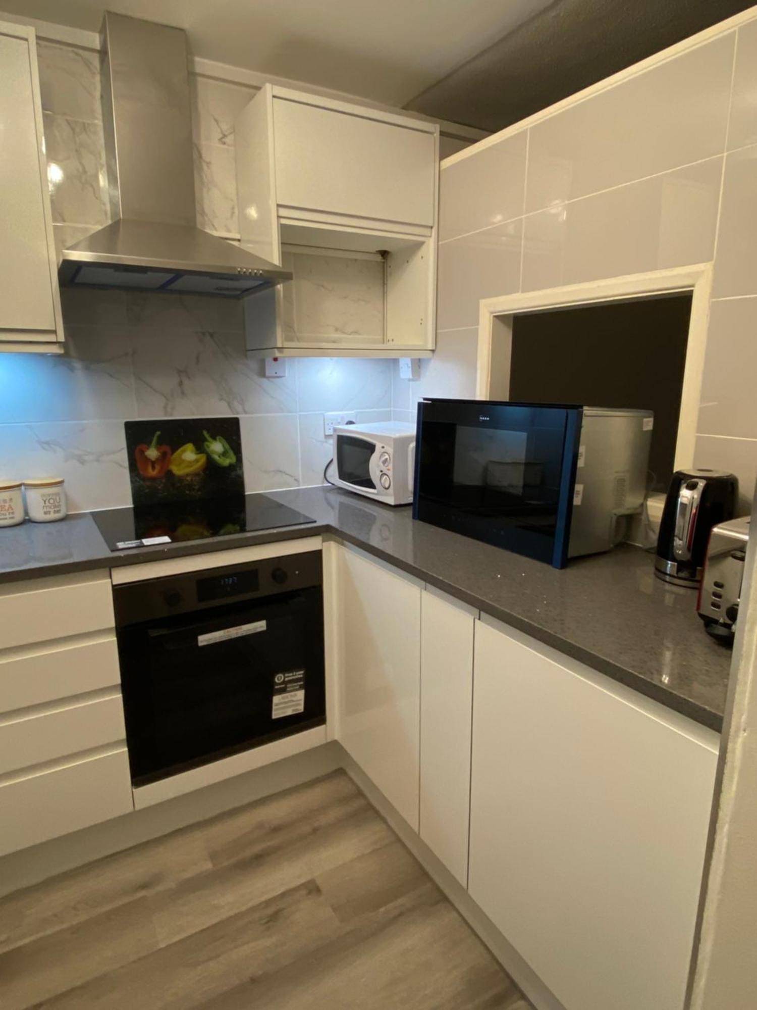 2-Bed Sleeps 4 Comfy For Contractors With Free Parking In Crawley Near Gatwick Manor Royal Refurbished Apartment Exterior photo