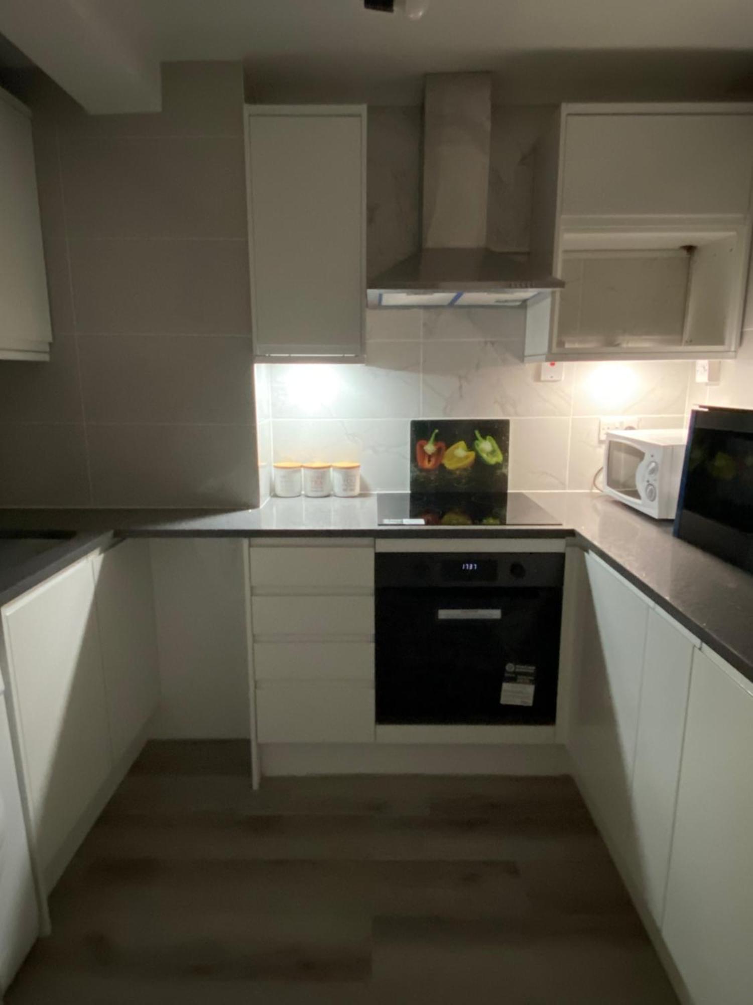 2-Bed Sleeps 4 Comfy For Contractors With Free Parking In Crawley Near Gatwick Manor Royal Refurbished Apartment Exterior photo